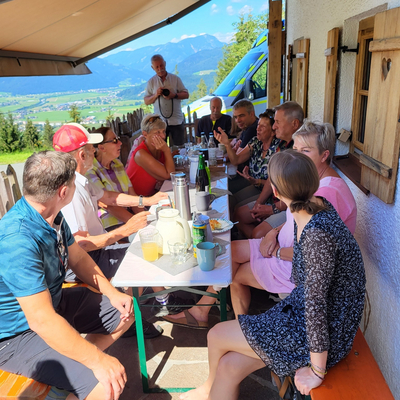 Gemeinsames Essen auf Hütte