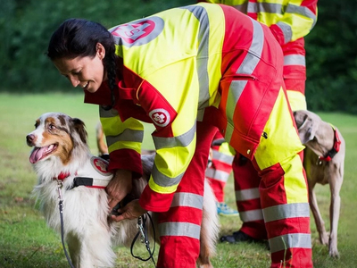 Rettungshundeführerin in Samariterbund-Uniform mit Rettungshund