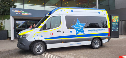 Ein weiß-blauer Krankenwagen mit der Aufschrift 