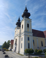 Eine Kirche mit zwei hohen Türmen und einem klaren blauen Himmel.