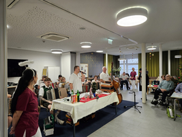 Eine festliche Veranstaltung mit Musikern und Gästen in einem gemütlichen Raum.