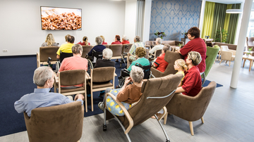 Bewohner:innen beim Fernsehabend im Pflegekompetenzzentrum Kaindorf