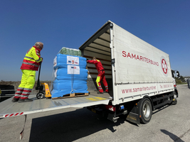 Hilfsgüter werden aus LKW ausgeladen