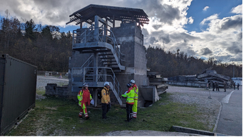 Einsatzkräfte vor Turm