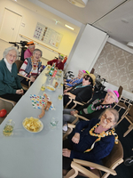 Ältere Frauen feiern together mit Getränken und Snacks in einem festlichen Raum.