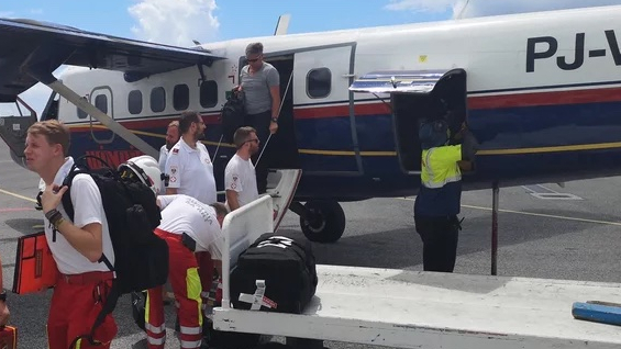 SA-RRT-Team steigt aus Flugzeug aus