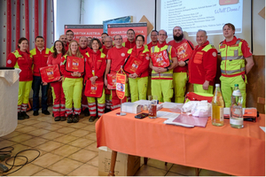 Gruppe von Rettungskräften in rot-gelber Uniform bei einer Veranstaltung.