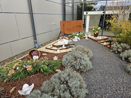 Ein Garten mit Skulpturen und einer Ruhezone namens „Platz der Stille“.