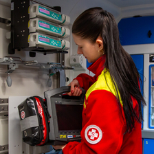 Rettungssanitäterin holt medizinisches Gerät aus einem Rettungswagen.