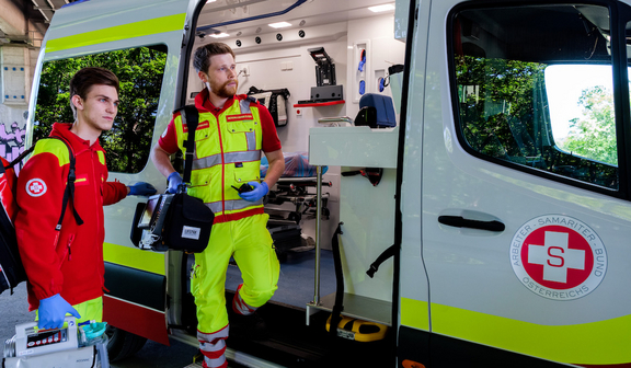 Zwei Samariterbund-Sanitäter vor Rettungswagen