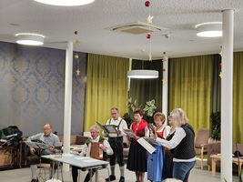 Eine Gruppe von fünf Sängern tritt in traditioneller Kleidung auf.