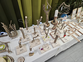 Handgefertigte Holzskulpturen und Dekorationen auf einem Tisch ausgestellt.