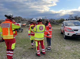 Einsatzkräfte bei Besprechung vor Einsatzfahrzeug