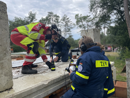 Rettungskräfte arbeiten gemeinsam an einer Übung auf einer Unfallstelle.