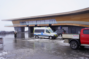 Eingang zur Top Mountain Motorcycle Experience mit einem Krankenwagen und Pkw.
