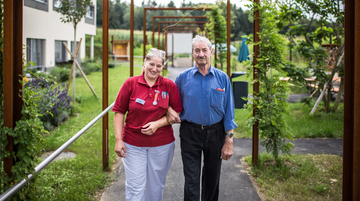 Bewohner Pflegekompetenzzentrum Kaindorf mit Betreuerin