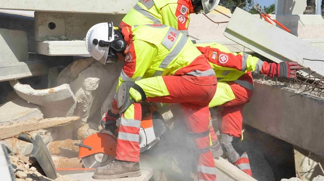 SA-RRT-Mitglieder schneiden Beton