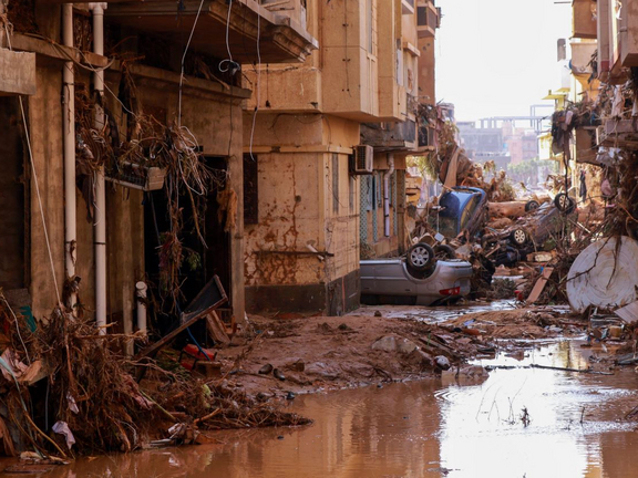 Überschwemmung in einem Wohngebiet mit Schäden an Häusern und Autos