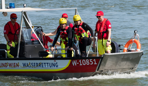 Wasserrettung auf Boot im Einsatz